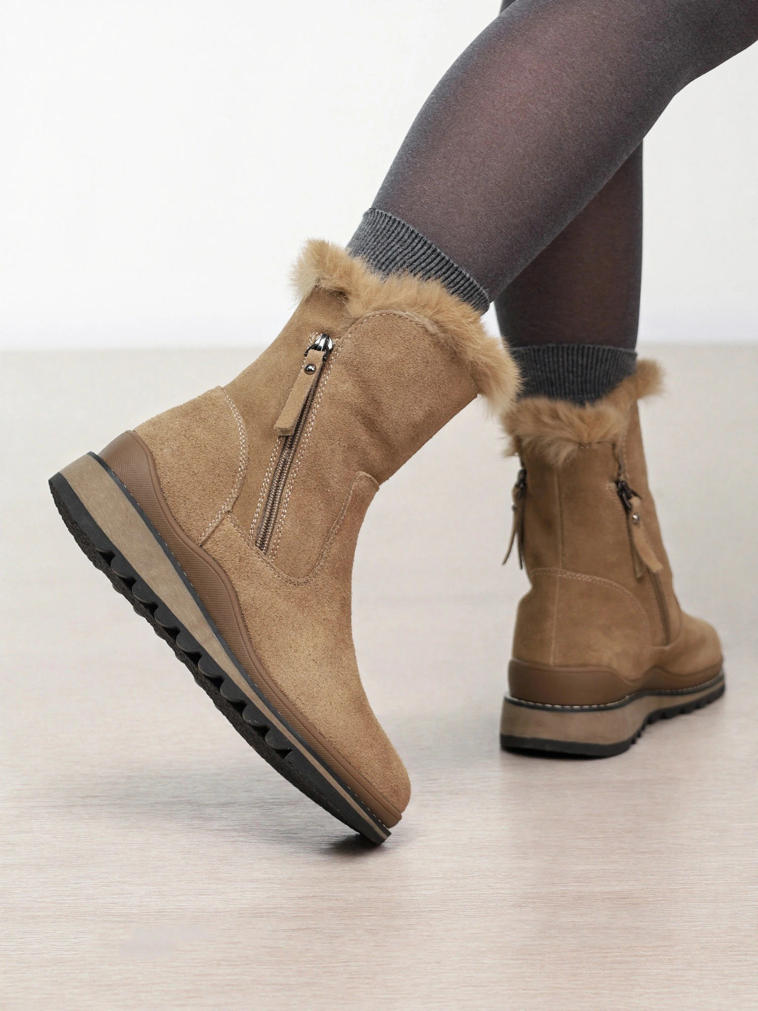 Ботинки бежевого цвета с двумя боковыми молниями